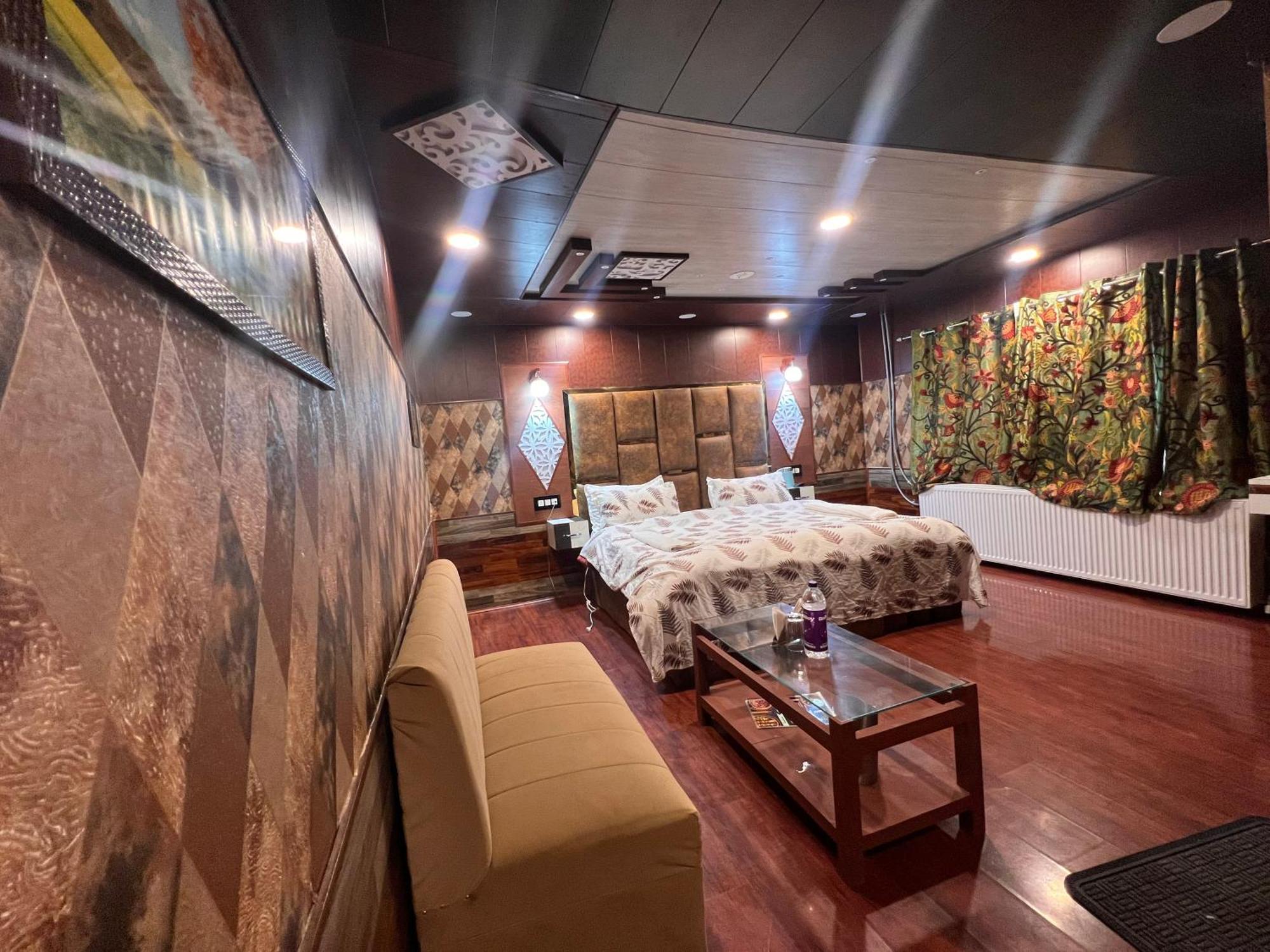 Pine View Resort Гулмарг Екстериор снимка